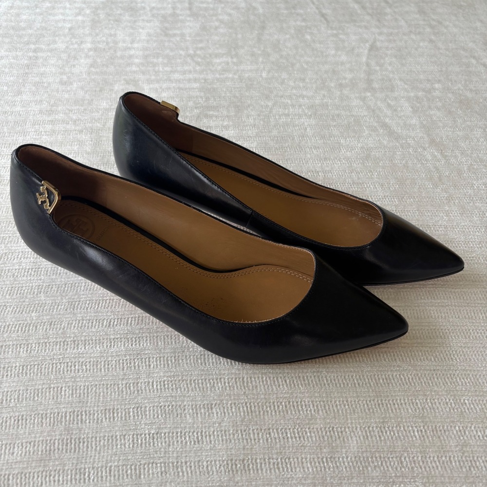 Tory Burch Gigi Pointed Toe Kitten Heel Pumps Black Leather Gold Logo Size 8.5M